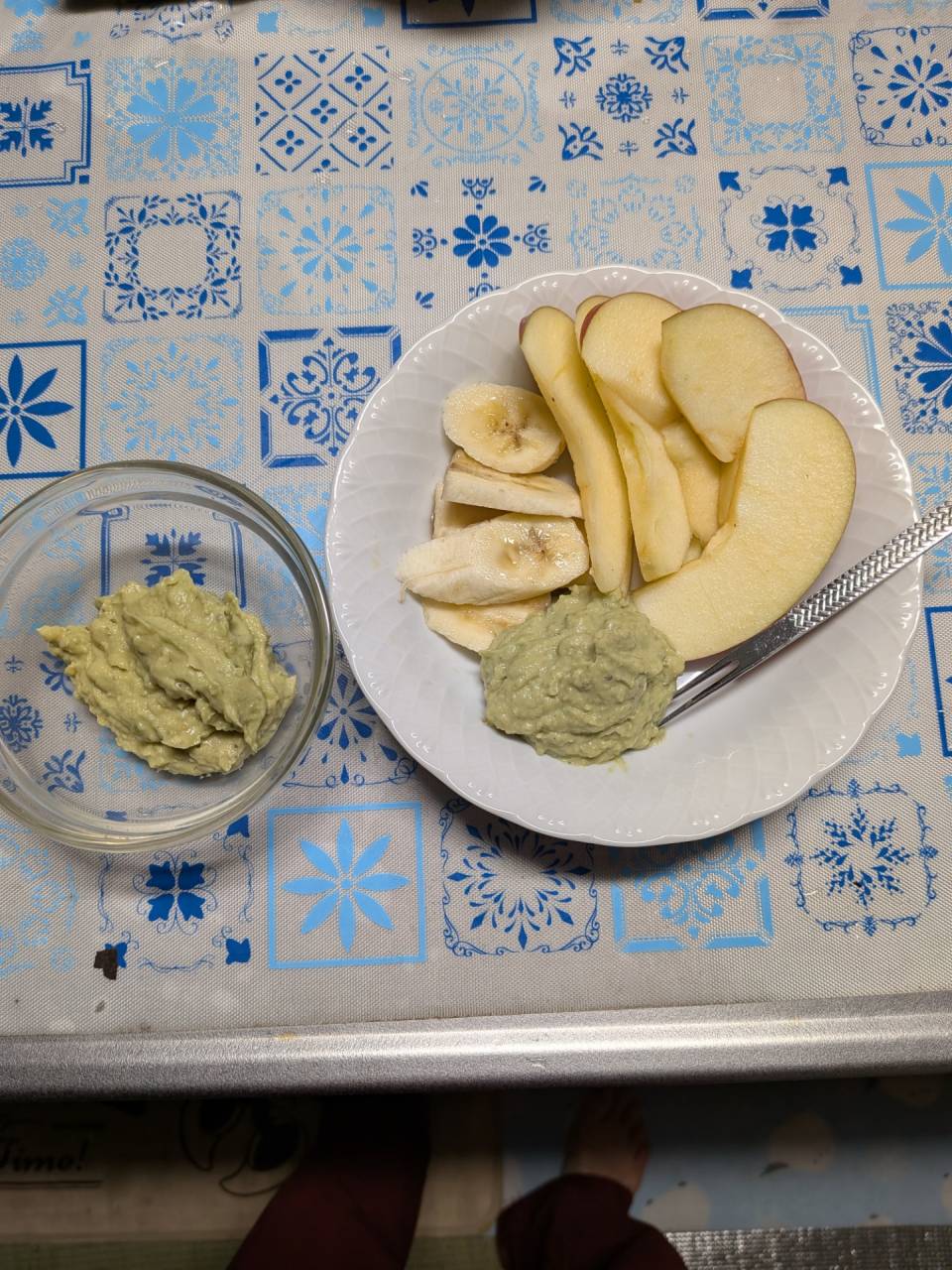 りんごとバナナにさつまアボネーズを添えた盛り付け全体